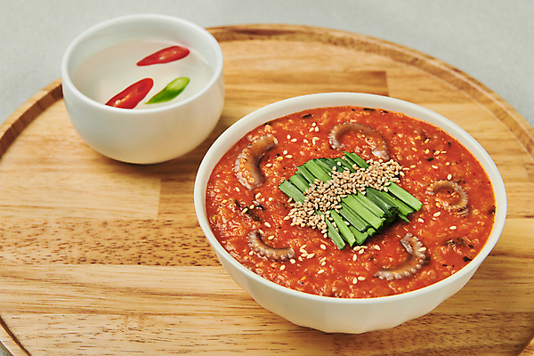 포토 JPG 스튜디오촬영 그릇 한식 고추 회색배경 실내 사람없음 깨 국물 부추 동치미 나무쟁반 김치낙지죽 국내포토 식기 음식 백그라운드 채소 식재료 김치 쟁반 내부 목재 회색 조미료 죽 파일형식