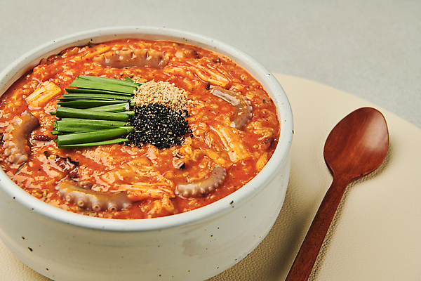 포토 JPG 스튜디오촬영 그릇 한식 회색배경 실내 근접촬영 사람없음 깨 부추 나무숟가락 검은깨 테이블매트 김치낙지죽 국내포토 식기 음식 뷰포인트 백그라운드 채소 식재료 내부 숟가락 회색 식탁보 조미료 죽 파일형식