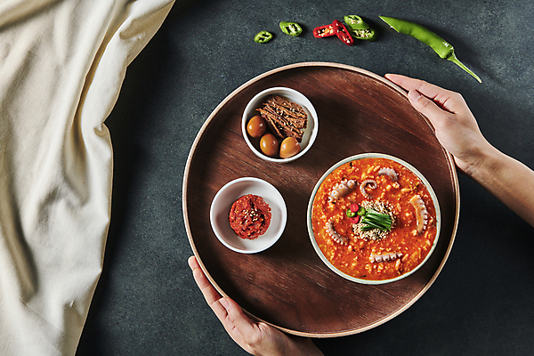 포토 JPG 스튜디오촬영 그릇 손 한식 고추 검은배경 실내 들기 신체부위 하이앵글 천 나무쟁반 메추리알장조림 김치낙지죽 황태초무침 국내포토 식기 음식 뷰포인트 백그라운드 채소 모션 쟁반 사람 내부 목재 검은색 직물 죽 무침 장조림 파일형식