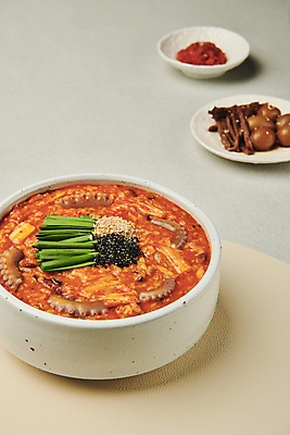 포토 JPG 스튜디오촬영 그릇 한식 회색배경 실내 사람없음 깨 부추 검은깨 메추리알장조림 테이블매트 김치낙지죽 황태초무침 국내포토 식기 음식 백그라운드 채소 식재료 내부 회색 식탁보 조미료 죽 무침 장조림 파일형식