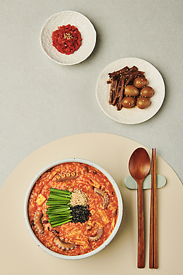 포토 JPG 스튜디오촬영 그릇 접시 한식 회색배경 실내 사람없음 하이앵글 깨 부추 나무숟가락 나무젓가락 검은깨 메추리알장조림 수저받침대 테이블매트 김치낙지죽 황태초무침 국내포토 식기 음식 뷰포인트 백그라운드 채소 식재료 젓가락 내부 숟가락 회색 식탁보 조미료 받침대 죽 무침 장조림 파일형식