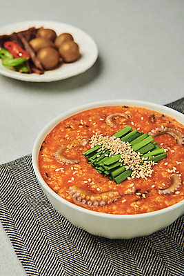 포토 JPG 스튜디오촬영 그릇 접시 한식 회색배경 실내 사람없음 천 깨 부추 메추리알장조림 김치낙지죽 국내포토 식기 음식 백그라운드 채소 식재료 내부 회색 직물 조미료 죽 장조림 파일형식