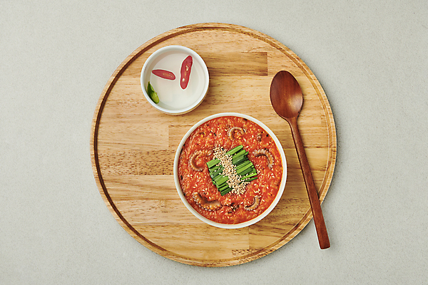 포토 JPG 스튜디오촬영 그릇 한식 고추 회색배경 실내 사람없음 하이앵글 깨 국물 부추 나무숟가락 동치미 나무쟁반 김치낙지죽 국내포토 식기 음식 뷰포인트 백그라운드 채소 식재료 김치 쟁반 내부 목재 숟가락 회색 조미료 죽 파일형식