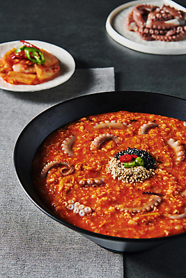 포토 JPG 스튜디오촬영 그릇 접시 한식 고추 검은배경 김치 실내 사람없음 천 깨 낙지 검은깨 김치낙지죽 국내포토 식기 음식 백그라운드 채소 식재료 연체동물 내부 검은색 수중동물 직물 조미료 죽 파일형식