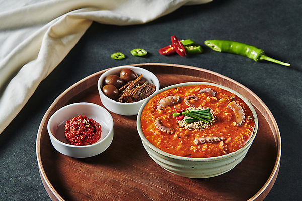 포토 JPG 스튜디오촬영 그릇 한식 고추 검은배경 실내 사람없음 천 깨 부추 나무쟁반 메추리알장조림 김치낙지죽 황태초무침 국내포토 식기 음식 백그라운드 채소 식재료 쟁반 내부 목재 검은색 직물 조미료 죽 무침 장조림 파일형식