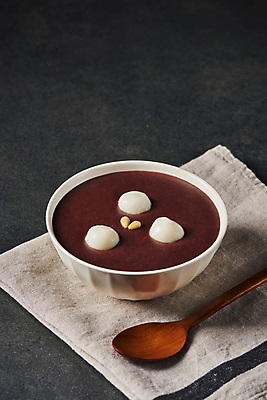 포토 JPG 스튜디오촬영 그릇 한식 검은배경 실내 사람없음 천 겨울음식 겨울간식 잣 나무숟가락 단팥죽 동지 동지팥죽 새알심 국내포토 식기 음식 백그라운드 겨울 디저트 내부 숟가락 검은색 견과류 직물 죽 파일형식