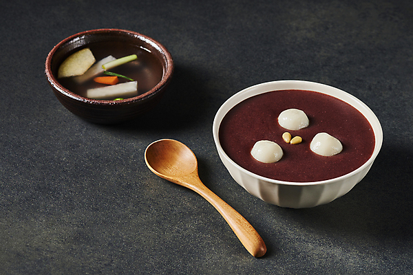 포토 JPG 스튜디오촬영 그릇 한식 검은배경 실내 사람없음 겨울음식 겨울간식 잣 나무숟가락 동치미 단팥죽 동지 동지팥죽 새알심 국내포토 식기 음식 백그라운드 겨울 디저트 김치 내부 숟가락 검은색 견과류 죽 파일형식