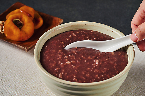 포토 JPG 스튜디오촬영 그릇 손 한식 검은배경 실내 들기 근접촬영 사람없음 신체부위 숟가락 겨울음식 겨울간식 곶감 나무접시 동지 동지팥죽 팥죽 국내포토 식기 접시 음식 뷰포인트 백그라운드 겨울 모션 디저트 수저 감 사람 내부 검은색 죽 건과일 파일형식