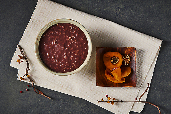 포토 JPG 스튜디오촬영 그릇 한식 검은배경 실내 사람없음 하이앵글 나뭇가지 천 겨울음식 겨울간식 곶감 까치밥나무열매 나무접시 동지 동지팥죽 팥죽 국내포토 나무 식기 접시 열매 음식 뷰포인트 백그라운드 겨울 디저트 감 내부 검은색 직물 죽 건과일 파일형식