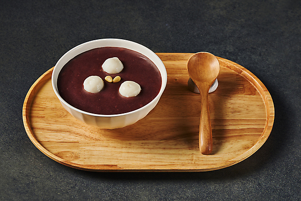 포토 JPG 스튜디오촬영 그릇 한식 검은배경 실내 사람없음 겨울음식 겨울간식 잣 나무숟가락 나무쟁반 단팥죽 동지 동지팥죽 새알심 수저받침대 국내포토 식기 음식 백그라운드 겨울 디저트 쟁반 내부 목재 숟가락 검은색 견과류 받침대 죽 파일형식