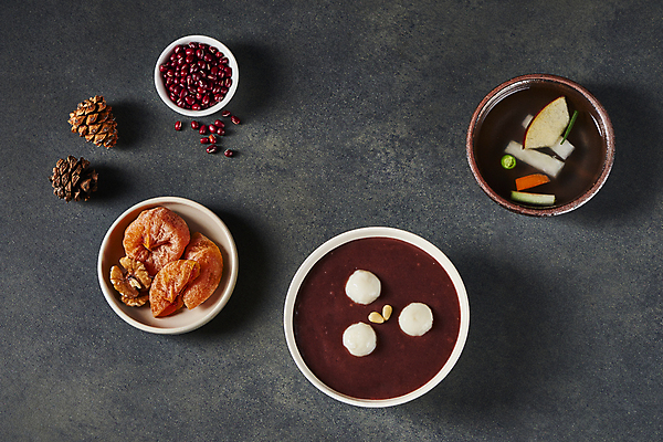 포토 JPG 스튜디오촬영 그릇 한식 검은배경 실내 사람없음 하이앵글 겨울음식 겨울간식 솔방울 잣 팥 동치미 곶감 단팥죽 동지 동지팥죽 새알심 국내포토 식기 음식 뷰포인트 백그라운드 겨울 디저트 김치 감 내부 검은색 견과류 죽 건과일 파일형식