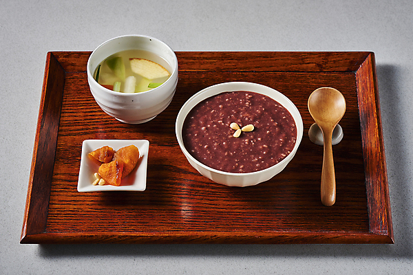 포토 JPG 스튜디오촬영 그릇 한식 회색배경 실내 사람없음 겨울음식 겨울간식 잣 나무숟가락 동치미 곶감 나무쟁반 동지 동지팥죽 수저받침대 팥죽 국내포토 식기 음식 백그라운드 겨울 디저트 김치 쟁반 감 내부 목재 숟가락 회색 견과류 받침대 죽 건과일 파일형식