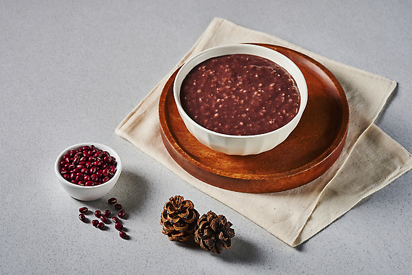 포토 JPG 스튜디오촬영 그릇 한식 회색배경 실내 사람없음 천 겨울음식 겨울간식 솔방울 팥 나무쟁반 동지 동지팥죽 팥죽 국내포토 식기 음식 백그라운드 겨울 디저트 쟁반 내부 목재 회색 직물 죽 파일형식