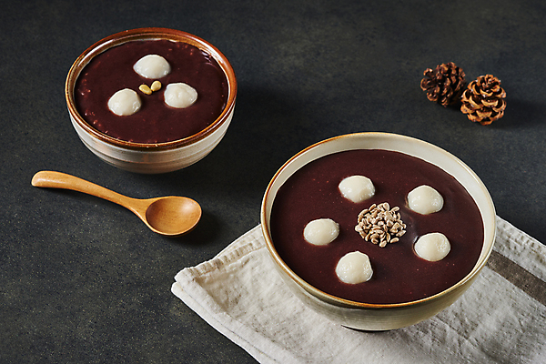 포토 JPG 스튜디오촬영 그릇 한식 검은배경 실내 사람없음 천 겨울음식 겨울간식 솔방울 잣 나무숟가락 단팥죽 동지 동지팥죽 새알심 팥죽 해바라기씨 국내포토 식기 음식 백그라운드 겨울 디저트 씨앗 내부 숟가락 검은색 견과류 직물 죽 파일형식