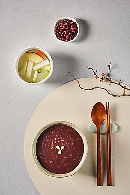 포토 JPG 스튜디오촬영 그릇 한식 회색배경 실내 사람없음 하이앵글 나뭇가지 겨울음식 겨울간식 잣 팥 나무숟가락 나무젓가락 동치미 까치밥나무열매 동지 동지팥죽 수저받침대 테이블매트 팥죽 국내포토 나무 식기 열매 음식 뷰포인트 백그라운드 겨울 젓가락 디저트 김치 내부 숟가락 회색 견과류 식탁보 받침대 죽 파일형식