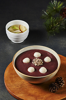 포토 JPG 스튜디오촬영 그릇 한식 검은배경 실내 사람없음 겨울음식 겨울간식 솔방울 솔잎 동치미 나무쟁반 단팥죽 동지 동지팥죽 새알심 팥죽 해바라기씨 국내포토 식기 음식 백그라운드 잎 겨울 디저트 김치 쟁반 씨앗 내부 목재 검은색 죽 파일형식