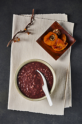 포토 JPG 스튜디오촬영 그릇 한식 검은배경 실내 사람없음 하이앵글 숟가락 나뭇가지 천 겨울음식 겨울간식 곶감 까치밥나무열매 나무접시 동지 동지팥죽 팥죽 국내포토 나무 식기 접시 열매 음식 뷰포인트 백그라운드 겨울 디저트 수저 감 내부 검은색 직물 죽 건과일 파일형식