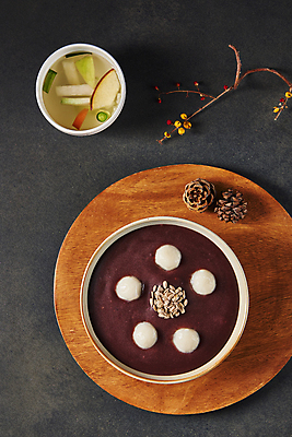 포토 JPG 스튜디오촬영 그릇 한식 검은배경 실내 사람없음 하이앵글 나뭇가지 겨울음식 겨울간식 솔방울 동치미 까치밥나무열매 나무쟁반 단팥죽 동지 동지팥죽 새알심 해바라기씨 국내포토 나무 식기 열매 음식 뷰포인트 백그라운드 겨울 디저트 김치 쟁반 씨앗 내부 목재 검은색 죽 파일형식