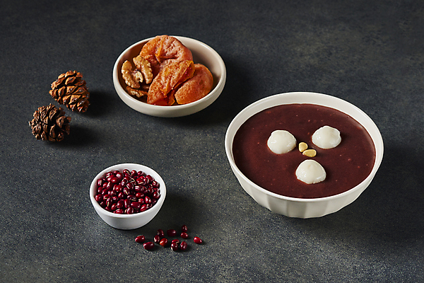 포토 JPG 스튜디오촬영 그릇 한식 검은배경 실내 사람없음 겨울음식 겨울간식 솔방울 잣 팥 곶감 단팥죽 동지 동지팥죽 새알심 국내포토 식기 음식 백그라운드 겨울 디저트 감 내부 검은색 견과류 죽 건과일 파일형식