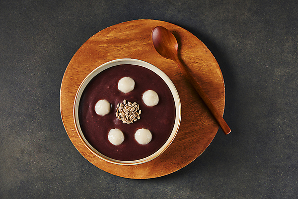 포토 JPG 스튜디오촬영 그릇 한식 검은배경 실내 사람없음 하이앵글 겨울음식 겨울간식 나무숟가락 나무쟁반 단팥죽 동지 동지팥죽 새알심 해바라기씨 국내포토 식기 음식 뷰포인트 백그라운드 겨울 디저트 쟁반 씨앗 내부 목재 숟가락 검은색 죽 파일형식