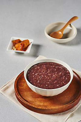 포토 JPG 스튜디오촬영 그릇 한식 회색배경 실내 사람없음 천 겨울음식 겨울간식 나무숟가락 곶감 나무쟁반 동지 동지팥죽 앞접시 팥죽 국내포토 식기 접시 음식 백그라운드 겨울 디저트 쟁반 감 내부 목재 숟가락 회색 직물 죽 건과일 파일형식