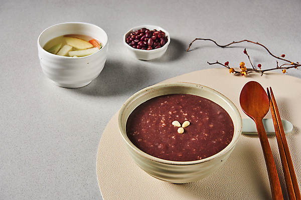 포토 JPG 스튜디오촬영 그릇 한식 회색배경 실내 사람없음 나뭇가지 겨울음식 겨울간식 잣 팥 나무숟가락 나무젓가락 동치미 까치밥나무열매 동지 동지팥죽 수저받침대 테이블매트 팥죽 국내포토 나무 식기 열매 음식 백그라운드 겨울 젓가락 디저트 김치 내부 숟가락 회색 견과류 식탁보 받침대 죽 파일형식