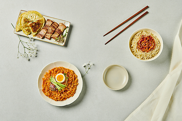 포토 JPG 스튜디오촬영 접시 젓가락 회색배경 오이 실내 요리 사람없음 하이앵글 계란 분식 천 삼겹살 안개꽃 무순 납작만두 비빔면 앞접시 국내포토 식기 꽃 음식 뷰포인트 백그라운드 채소 수저 돼지고기 내부 알 회색 직물 만두 새싹채소 한해살이풀 파일형식