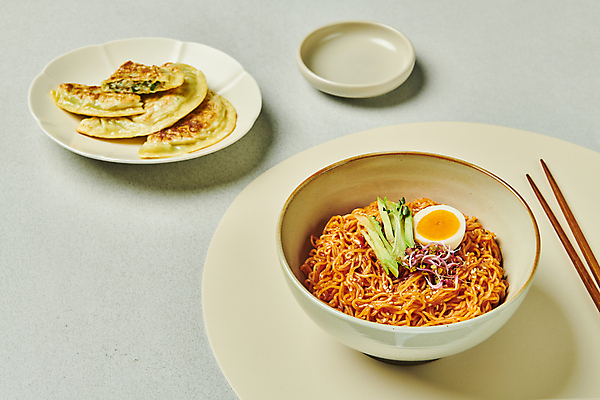 포토 JPG 스튜디오촬영 그릇 접시 젓가락 회색배경 오이 실내 요리 사람없음 계란 분식 납작만두 비빔면 앞접시 테이블매트 국내포토 식기 음식 백그라운드 채소 수저 내부 알 회색 식탁보 만두 파일형식