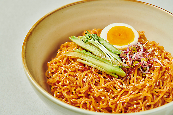 포토 JPG 스튜디오촬영 그릇 회색배경 오이 실내 요리 근접촬영 사람없음 계란 분식 무순 비빔면 국내포토 식기 음식 뷰포인트 백그라운드 채소 내부 알 회색 새싹채소 파일형식