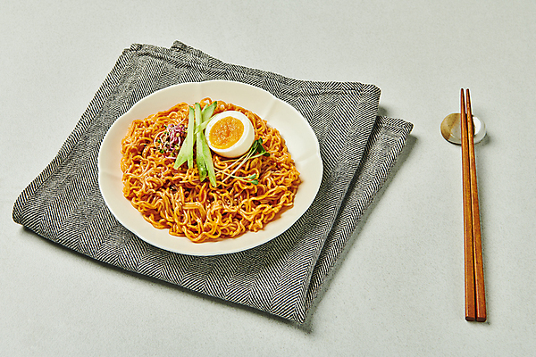 포토 JPG 스튜디오촬영 접시 젓가락 회색배경 오이 실내 요리 사람없음 계란 분식 천 무순 비빔면 국내포토 식기 음식 백그라운드 채소 수저 내부 알 회색 직물 새싹채소 파일형식