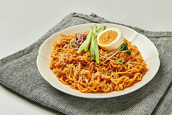 포토 JPG 스튜디오촬영 접시 회색배경 오이 실내 요리 사람없음 계란 분식 천 무순 비빔면 국내포토 식기 음식 백그라운드 채소 내부 알 회색 직물 새싹채소 파일형식