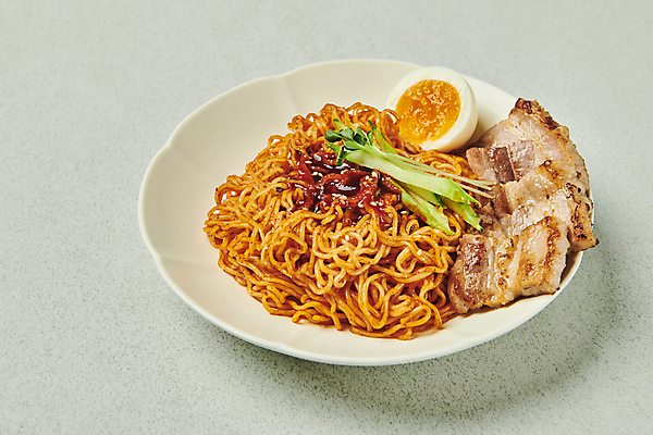 포토 JPG 스튜디오촬영 접시 회색배경 오이 실내 요리 사람없음 계란 분식 삼겹살 무순 비빔면 국내포토 식기 음식 백그라운드 채소 돼지고기 내부 알 회색 새싹채소 파일형식