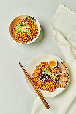 포토 JPG 스튜디오촬영 그릇 접시 젓가락 회색배경 오이 실내 요리 사람없음 하이앵글 계란 분식 천 삼겹살 무순 비빔면 국내포토 식기 음식 뷰포인트 백그라운드 채소 수저 돼지고기 내부 알 회색 직물 새싹채소 파일형식