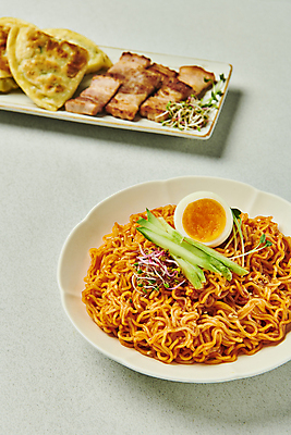 포토 JPG 스튜디오촬영 그릇 접시 회색배경 오이 실내 요리 사람없음 계란 분식 삼겹살 무순 납작만두 비빔면 국내포토 식기 음식 백그라운드 채소 돼지고기 내부 알 회색 만두 새싹채소 파일형식