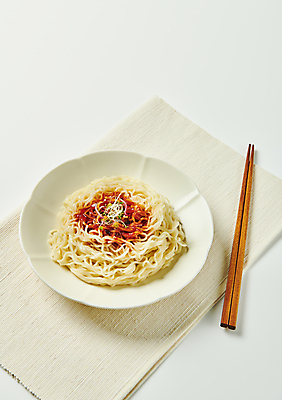 포토 JPG 스튜디오촬영 그릇 젓가락 회색배경 실내 요리 사람없음 흰색 면류 양념 소스 분식 천 비빔면 국내포토 식기 음식 컬러 백그라운드 수저 내부 회색 직물 파일형식