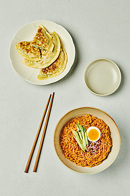 포토 JPG 스튜디오촬영 젓가락 회색배경 오이 실내 요리 사람없음 하이앵글 계란 분식 무순 납작만두 비빔면 앞접시 국내포토 접시 음식 뷰포인트 백그라운드 채소 수저 내부 알 회색 만두 새싹채소 파일형식