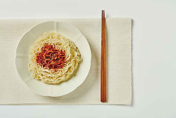 포토 JPG 스튜디오촬영 그릇 젓가락 회색배경 실내 요리 사람없음 하이앵글 면류 양념 소스 분식 천 깨 비빔면 국내포토 식기 음식 뷰포인트 백그라운드 식재료 수저 내부 회색 직물 조미료 파일형식