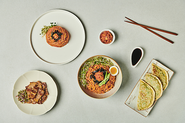 포토 JPG 스튜디오촬영 한식 젓가락 회색배경 김치 오이 실내 요리 사람없음 하이앵글 계란 삼겹살 간장 종지 무순 김가루 납작만두 비빔국수 비빔면 국내포토 그릇 음식 뷰포인트 백그라운드 채소 수저 돼지고기 내부 알 회색 양념 김_해조류 가루 국수 만두 새싹채소 파일형식