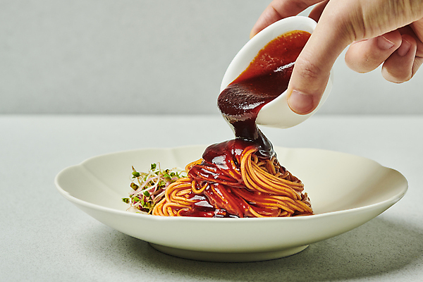 포토 JPG 스튜디오촬영 그릇 손 한식 회색배경 실내 요리 사람없음 신체부위 잡기 양념 소스 붓기 비빔국수 비빔면 국내포토 식기 음식 백그라운드 모션 사람 내부 회색 국수 파일형식