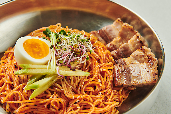 포토 JPG 스튜디오촬영 한식 회색배경 실내 요리 근접촬영 사람없음 계란 삼겹살 깨 무순 비빔국수 비빔면 국내포토 음식 뷰포인트 백그라운드 식재료 돼지고기 내부 알 회색 조미료 국수 새싹채소 파일형식