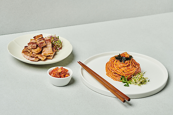 포토 JPG 스튜디오촬영 그릇 한식 젓가락 회색배경 김치 실내 요리 사람없음 삼겹살 무순 김가루 비빔국수 비빔면 국내포토 식기 음식 백그라운드 수저 돼지고기 내부 회색 김_해조류 가루 국수 새싹채소 파일형식