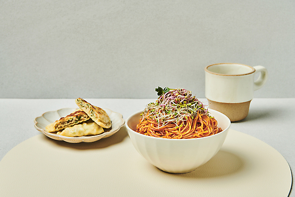 포토 JPG 스튜디오촬영 한식 회색배경 실내 요리 사람없음 머그컵 납작만두 비빔국수 비빔면 테이블매트 국내포토 음식 백그라운드 내부 컵 회색 식탁보 국수 만두 파일형식