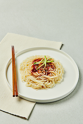 포토 JPG 스튜디오촬영 한식 젓가락 회색배경 오이 실내 요리 사람없음 천 깨 비빔국수 비빔면 국내포토 음식 백그라운드 채소 식재료 수저 내부 회색 직물 조미료 국수 파일형식