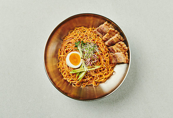 포토 JPG 스튜디오촬영 한식 회색배경 오이 실내 요리 사람없음 하이앵글 계란 삼겹살 무순 비빔국수 비빔면 국내포토 음식 뷰포인트 백그라운드 채소 돼지고기 내부 알 회색 국수 새싹채소 파일형식