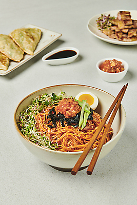 포토 JPG 스튜디오촬영 한식 젓가락 회색배경 김치 오이 실내 요리 사람없음 계란 삼겹살 간장 종지 김가루 납작만두 비빔국수 비빔면 국내포토 그릇 음식 백그라운드 채소 수저 돼지고기 내부 알 회색 양념 김_해조류 가루 국수 만두 파일형식