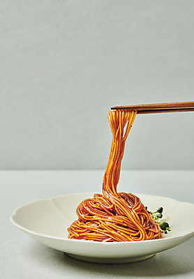 포토 JPG 스튜디오촬영 한식 젓가락 회색배경 실내 요리 사람없음 무순 비빔국수 비빔면 젓가락질 들어올리기 국내포토 음식 백그라운드 모션 수저 손짓 내부 회색 국수 새싹채소 파일형식