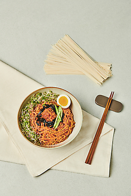 포토 JPG 스튜디오촬영 한식 젓가락 회색배경 김치 오이 실내 요리 사람없음 하이앵글 계란 천 김가루 비빔국수 비빔면 소면 젓가락받침대 국내포토 음식 뷰포인트 백그라운드 채소 수저 내부 알 회색 직물 면류 김_해조류 가루 국수 수저받침대 파일형식