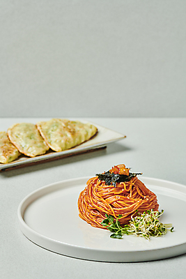 포토 JPG 스튜디오촬영 한식 회색배경 김치 실내 요리 사람없음 무순 김가루 납작만두 비빔국수 비빔면 국내포토 음식 백그라운드 내부 회색 김_해조류 가루 국수 만두 새싹채소 파일형식