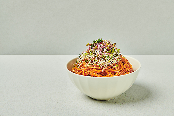 포토 JPG 스튜디오촬영 한식 회색배경 실내 요리 사람없음 비빔국수 비빔면 국내포토 음식 백그라운드 내부 회색 국수 파일형식