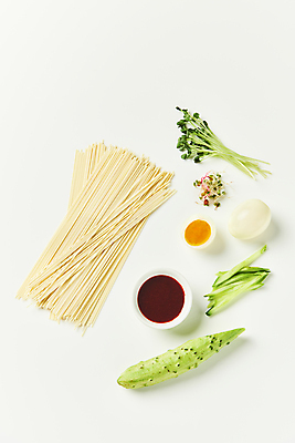 포토 JPG 스튜디오촬영 한식 재료 오이 실내 사람없음 하이앵글 새싹 계란 양념 소스 무순 비빔국수 소면 국내포토 식물 음식 뷰포인트 채소 내부 알 면류 국수 새싹채소 파일형식